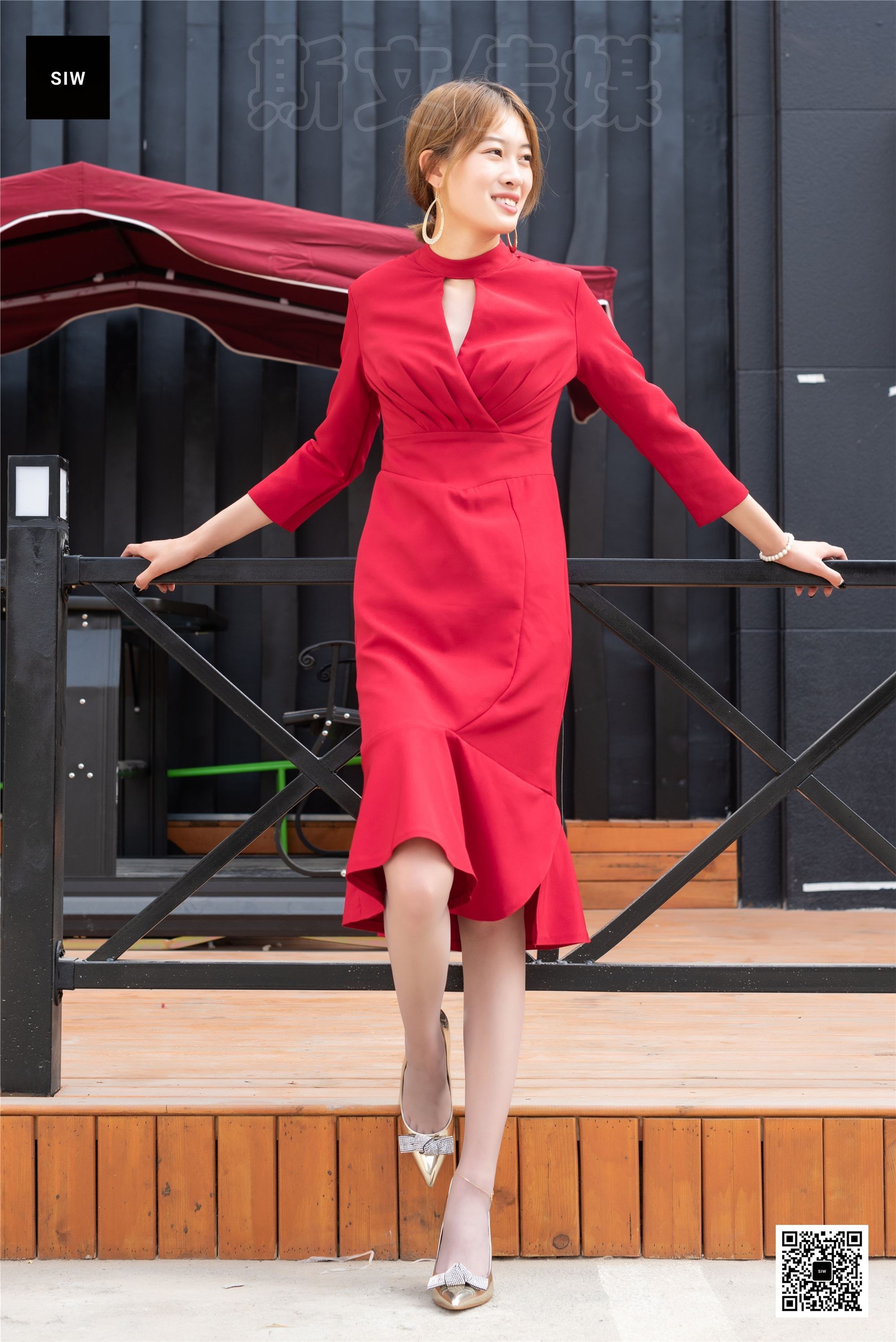 SIW斯文传媒 047 火红立领七分袖别致鱼尾裙 - 新芳